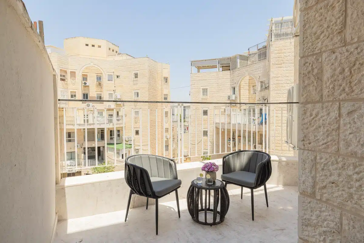 Minchat Yitchak 3 Bedroom