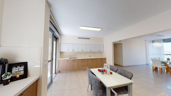 Strauss 4 bedroom luxurious spacious apartment